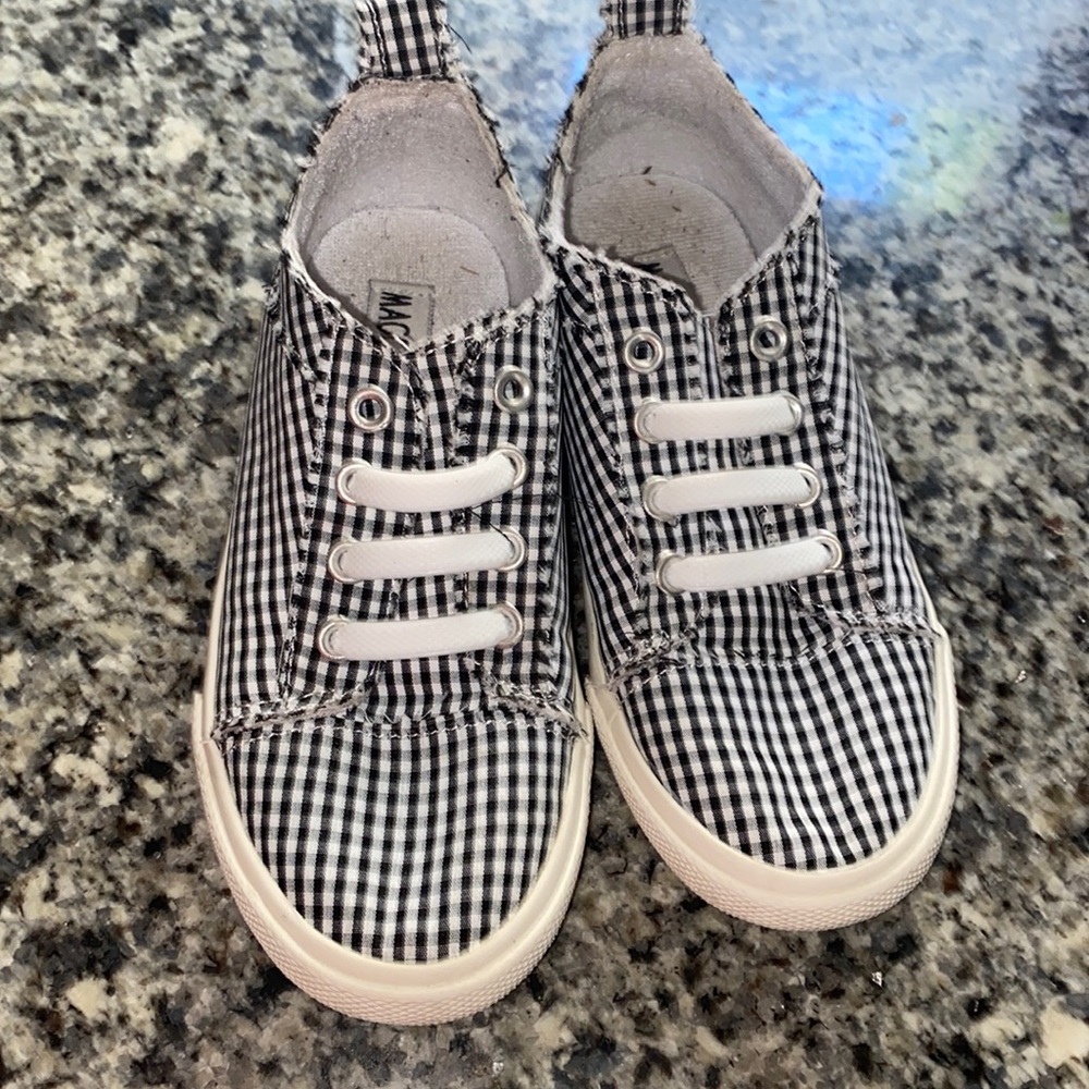 Maggie & Zoe girls casual sneaker size 11M